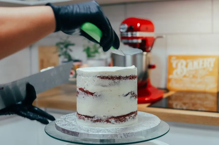 Acabado a mano de una naked cake en el obrador