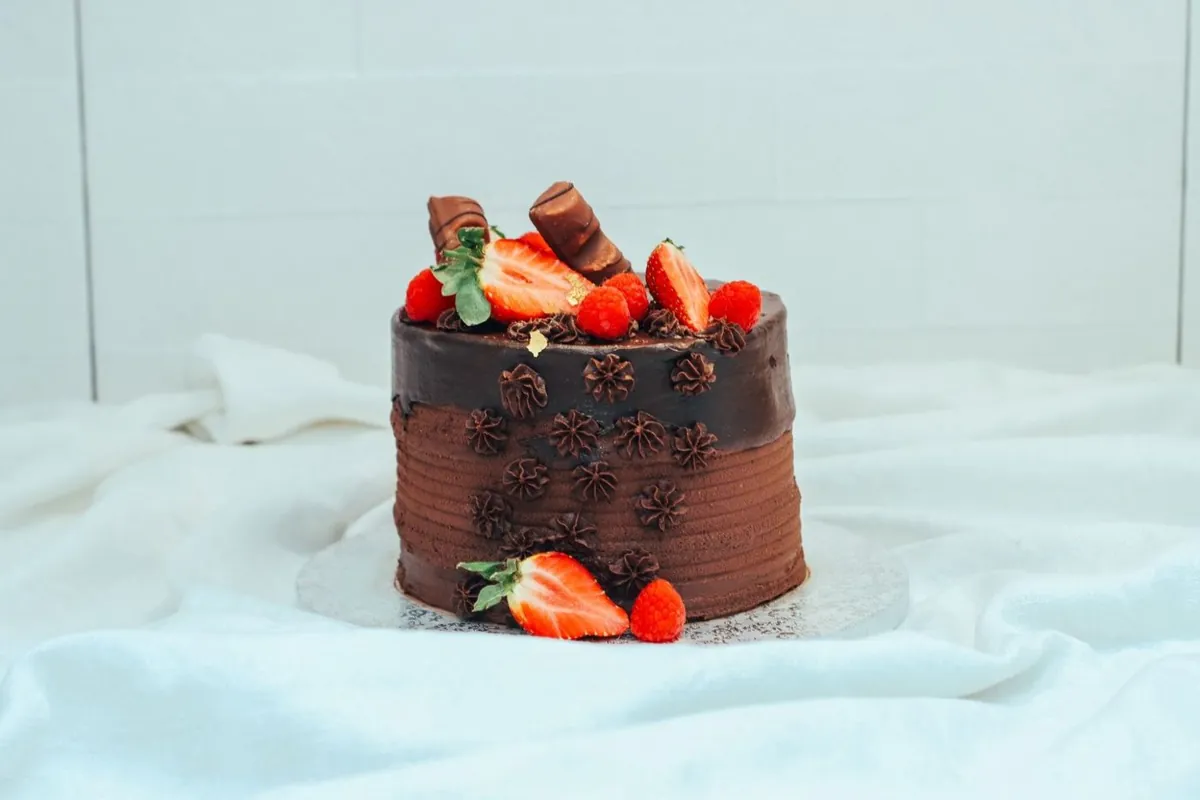 Tarta de chocolate con fresas frescas y bombones